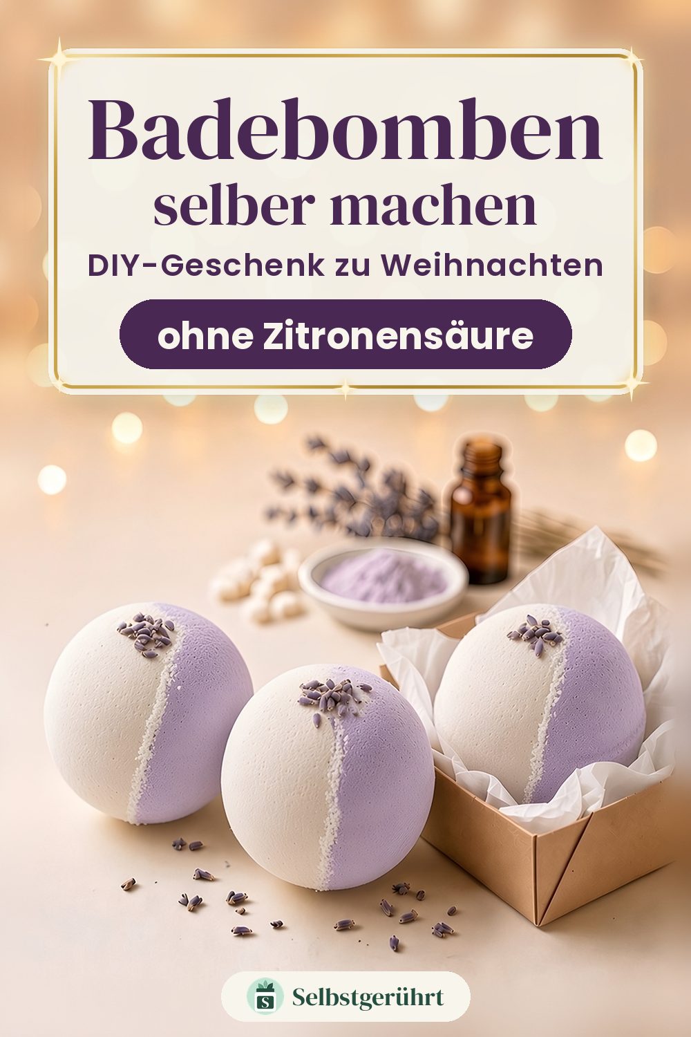 Drei selbstgemachte Badebomben, je zur Hälfte weiß und zart lila, mit einer Prise getrockneter Lavendelblüten obendrauf. Eine liegt in einer Geschenkschachtel aus Kraftpapier mit Seidenpapier. Dahinter eine Schale mit violetter Tonerde, kleine weiße Stückchen, eine Braunglasflasche mit Lavendelöl und Lavendelzweige vor warmem Lichterglanz. Text auf dem Bild: Badebomben selber machen – DIY-Geschenk zu Weihnachten – ohne Zitronensäure.