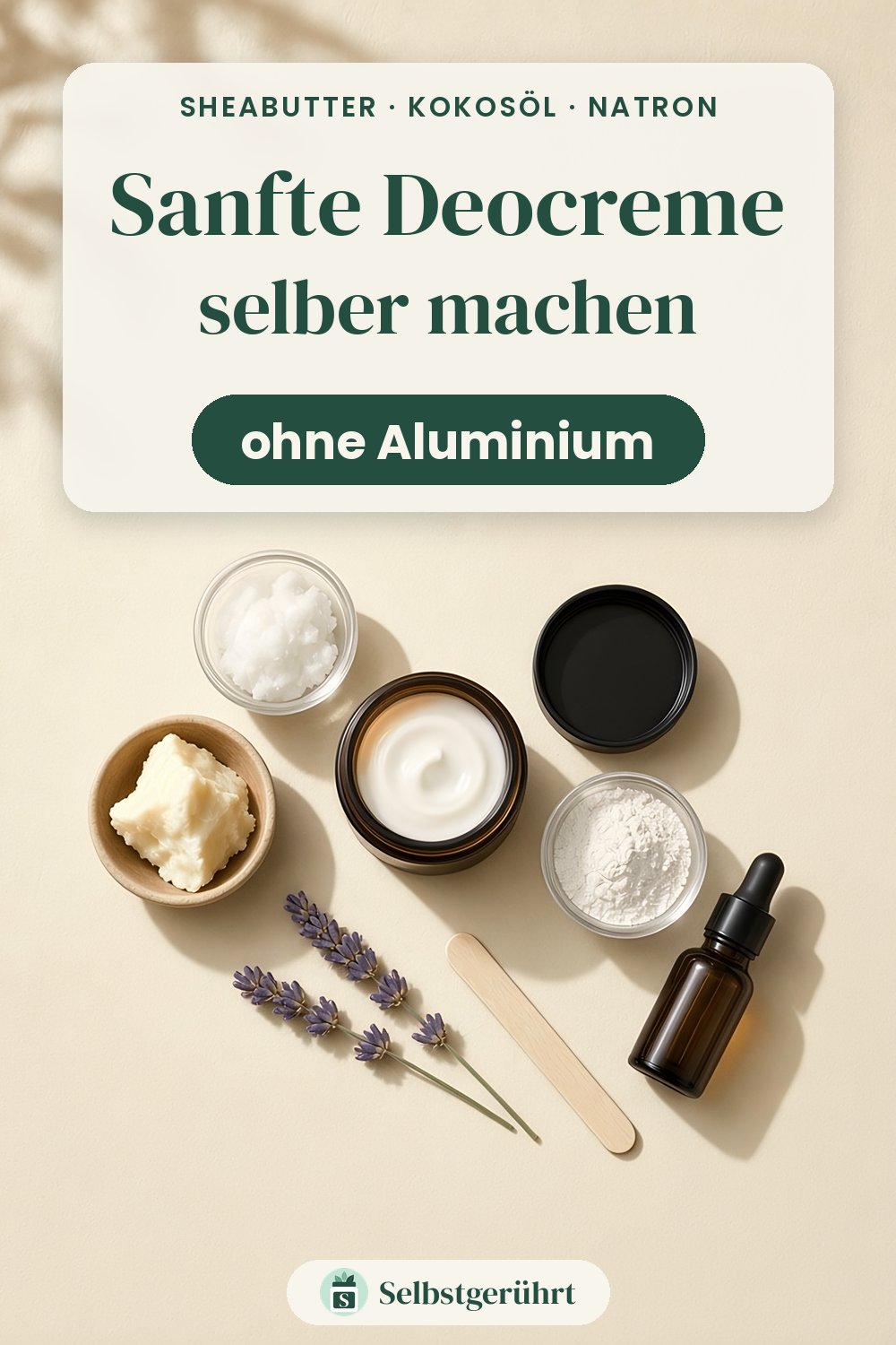 Flatlay auf hellem Untergrund: Braunglastiegel mit weißer Deocreme, Schälchen mit Kokosöl, Sheabutter und weißem Pulver, eine Braunglas-Pipettenflasche, ein Holzspatel und Lavendelzweige. Oben steht „Sanfte Deocreme selber machen – ohne Aluminium“.