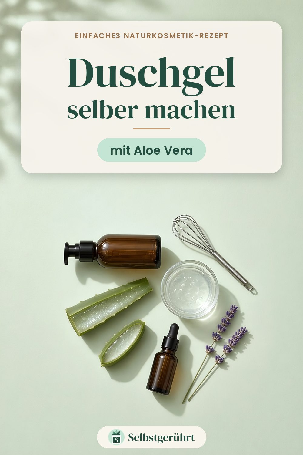 Flatlay auf hellgrünem Untergrund: Pumpflasche aus Braunglas, ein Glasschälchen mit klarem Gel, ein Schneebesen, zwei aufgeschnittene Aloe-Vera-Blattstücke, eine kleine Braunglas-Pipettenflasche und Lavendelzweige. Oben steht „Duschgel selber machen – mit Aloe Vera“.