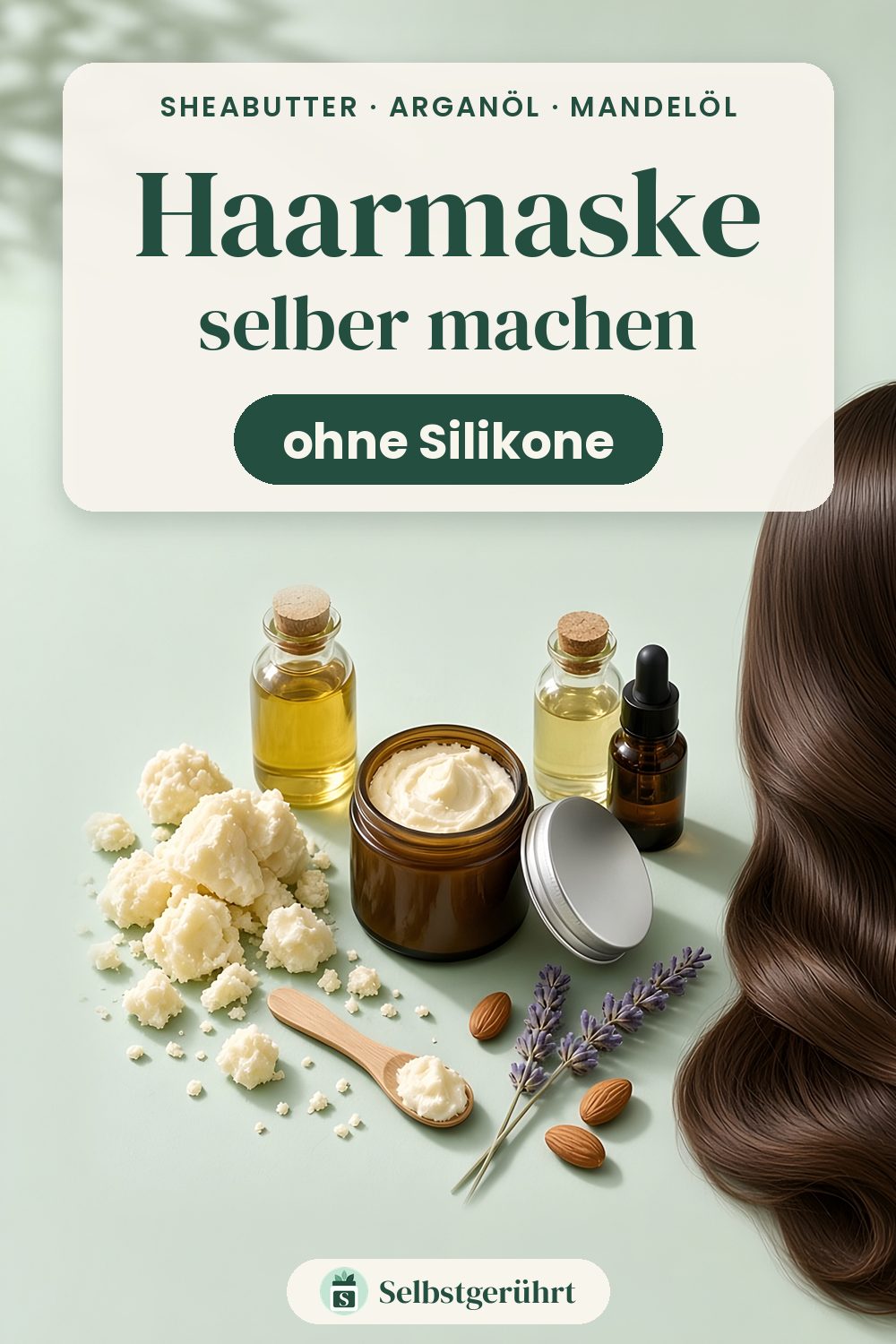 Offener Braunglas-Tiegel mit cremig-weißer Haarmaske, daneben Sheabutter-Stücke, ein Holzlöffel mit Haarmaske, zwei Ölfläschchen, eine Pipettenflasche, Mandeln, und Lavendelzweige auf mintfarbenem Untergrund, am rechten Rand langes, glänzendes, welliges braunes Haar. Oben steht „Haarmaske selber machen – ohne Silikone“.