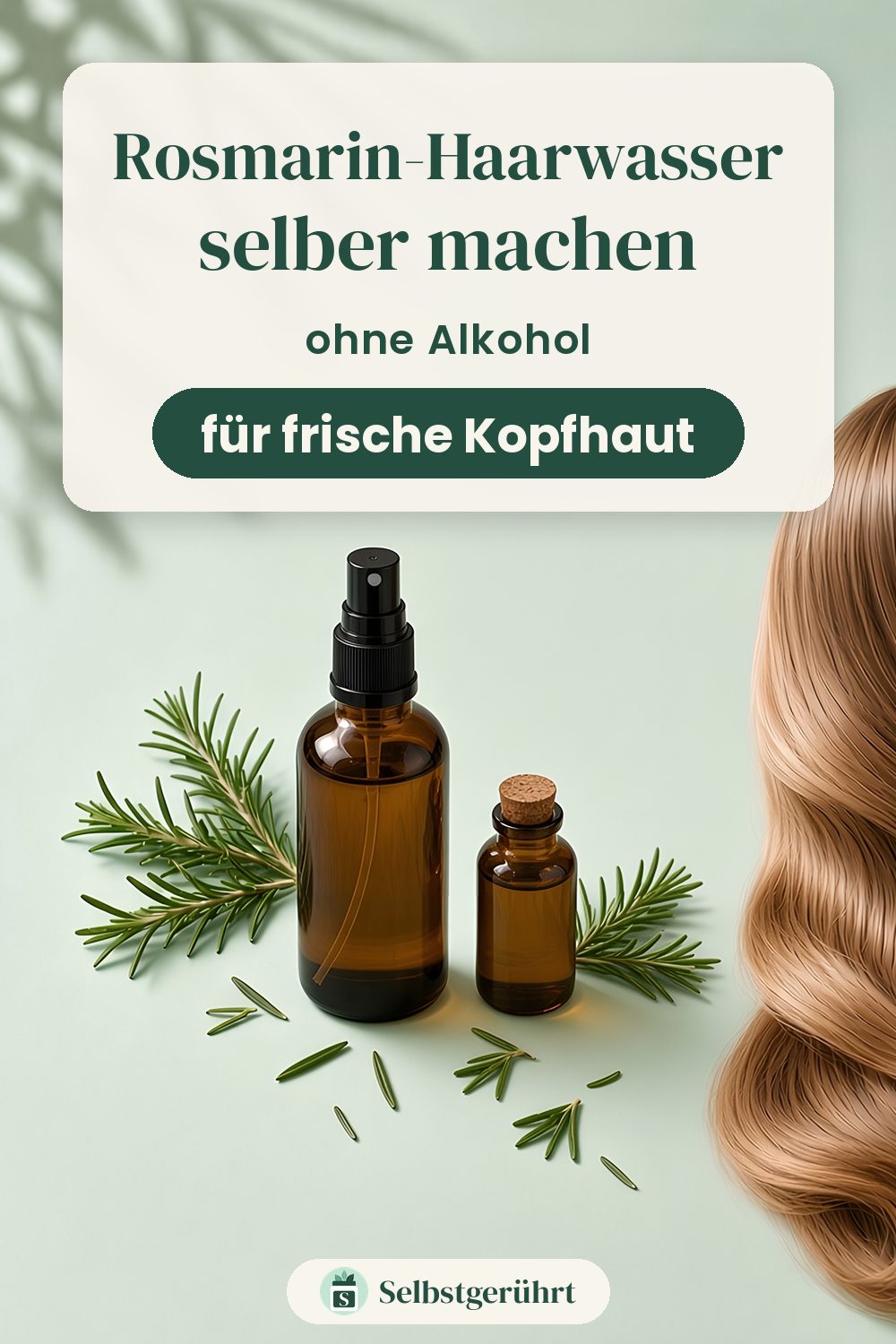 Große braune Sprühflasche mit Rosmarin-Haarwasser, daneben ein kleines braunes Fläschchen Glycerin mit Korken und frische Rosmarinzweige auf mintfarbenem Untergrund, am rechten Bildrand glänzendes, honigblondes welliges Haar. Oben steht „Rosmarin-Haarwasser selber machen – ohne Alkohol“ mit dem Hinweis „für frische Kopfhaut“.