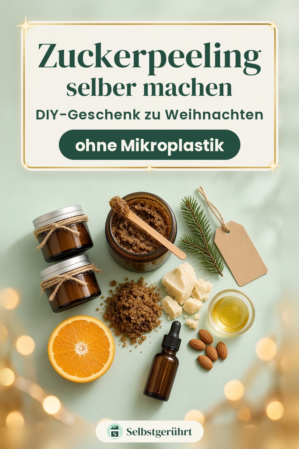 Offener brauner Tiegel mit braunem Zuckerpeeling und Holzspatel, daneben zwei geschlossene Tiegel mit Juteschnur als Geschenk, eine halbe Orange, brauner Zucker, Sheabutter, ein Schälchen Mandelöl, Mandeln, ein Tropffläschchen, ein Tannenzweig und ein Geschenkanhänger auf mintfarbenem Untergrund mit goldenen Lichtern. Oben steht „Zuckerpeeling selber machen – DIY-Geschenk zu Weihnachten“ mit dem Hinweis „ohne Mikroplastik“.